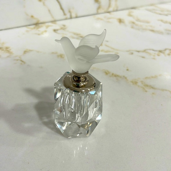 VINTAGE CELLINI COLLECTION 3 FROSTED &. CRYSTAL PERFUME BOTTLES & VANITY MIRROR - Picture 7 of 10